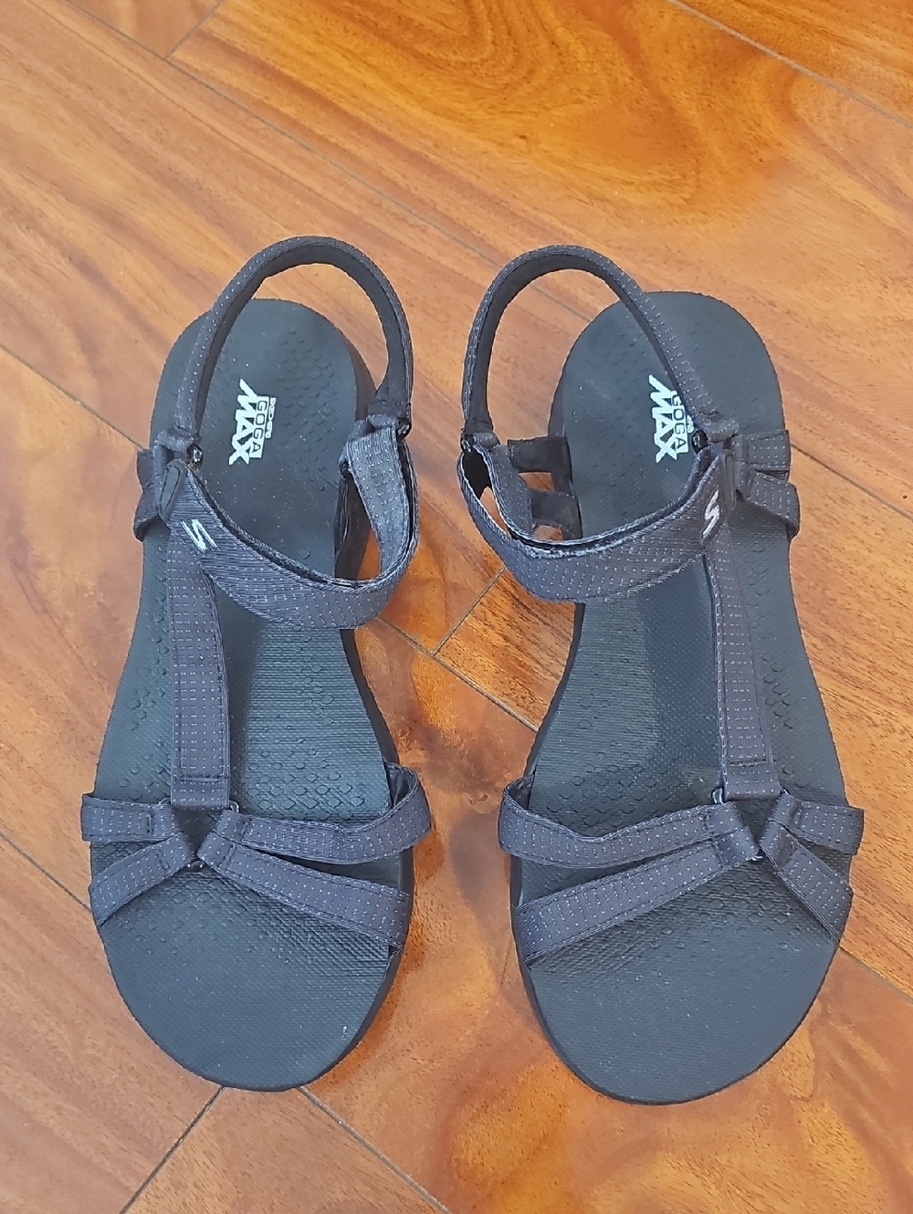 Skechers Reggae Max Black Strappy Sandals Womens EUC Comfort Walking Casual Sz11